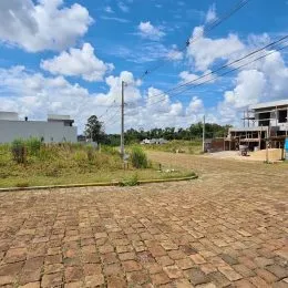 Pátio pavimentado de tijolos vermelhos em uma propriedade.