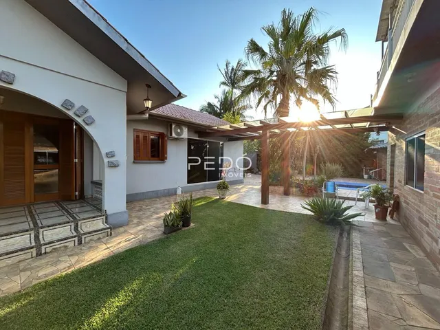 Vista externa de uma residência em Lajeado, Brasil, mostrando o jardim e a área de lazer.