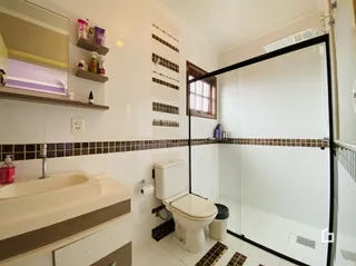 Foto de um banheiro interno com piso cerâmico.