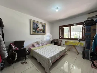 Quarto com cama e armário em ambiente residencial.