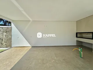 Uma foto de um ambiente interno amplo com piso de concreto.