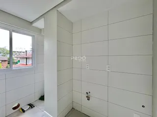Parede interna branca com detalhes de acabamento em uma residência.