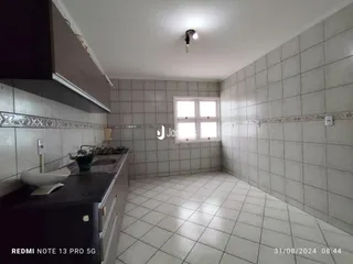 Foto de uma cozinha com piso de cerâmica e paredes de azulejo em Lajeado.