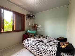 Quarto interno com cama e janela em um imóvel.