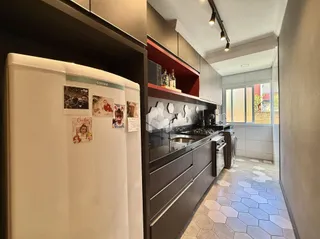 Vista da cozinha e corredor de uma propriedade em Lajeado, Brasil.