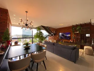 Sala de estar e jantar com vista para a paisagem externa.