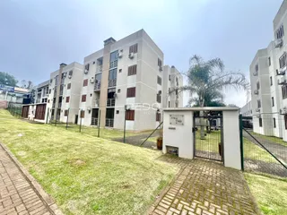 Vista da fachada de um conjunto de apartamentos em Lajeado, Brasil, com jardim frontal.