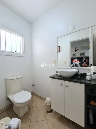 Foto de um banheiro interno em uma residência.