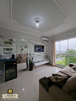 Sala de estar com teto em caixão e grande janela.
