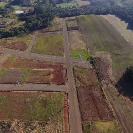 Vista aérea de campos e terrenos agrícolas na região de Lajeado.