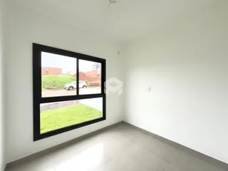 Ambiente interno com uma grande janela de destaque.