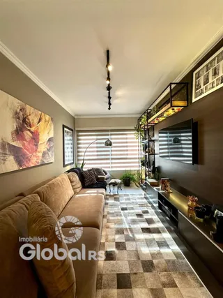 Sala de estar com sofá e piso de ladrilho na residência.