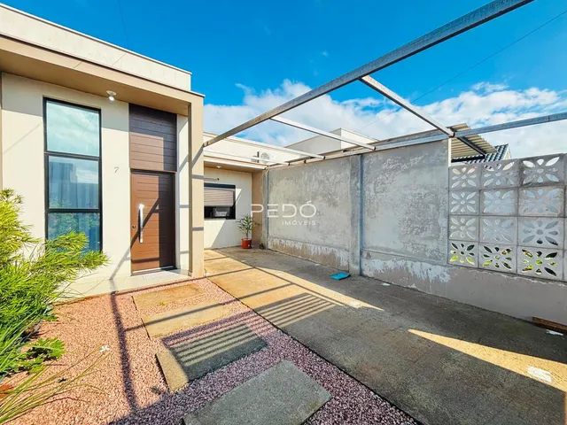 Vista externa de uma residência em Lajeado, Brasil, mostrando a fachada e o pátio lateral.