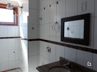 Foto de um ambiente interno com revestimento cerâmico e espelho.