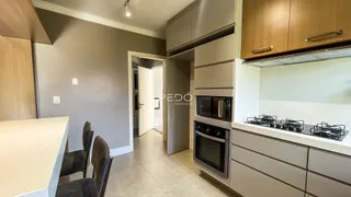 Interior da cozinha e área adjacente de um imóvel em Lajeado.