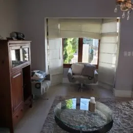 Foto de uma sala de estar com sofá e janela.