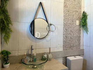 Foto de um banheiro com bancada e vaso sanitário em Lajeado.