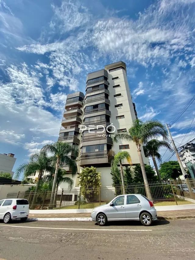 Fachada de um edifício residencial em Lajeado, Brasil, com palmeiras.