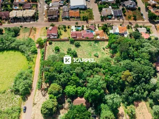 Vista aérea de uma propriedade com vegetação densa em Lajeado, Brasil.