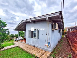 Fachada externa de uma casa em Lajeado, Brasil, com jardim e calçada.