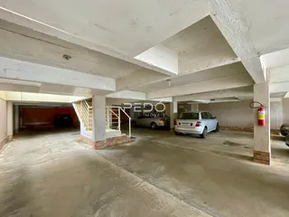 Área coberta de estacionamento com estrutura de concreto em Lajeado, Brasil.