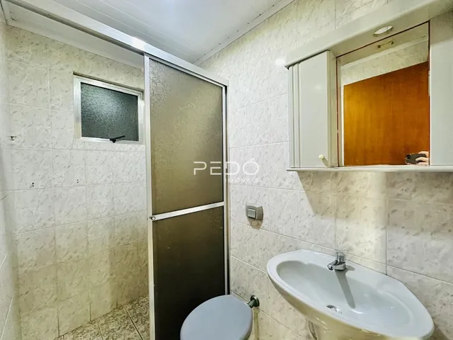 Foto de um banheiro com revestimento de cerâmica nas paredes.