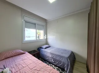 Quarto com cama de casal e janela na parede.