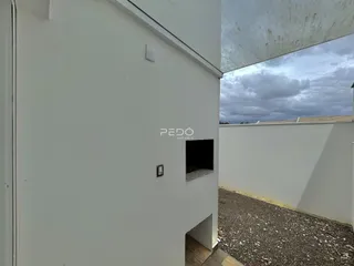 Vista da fachada de uma construção branca em Lajeado.