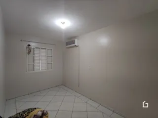 Um quarto com piso de cerâmica e ar-condicionado instalado.