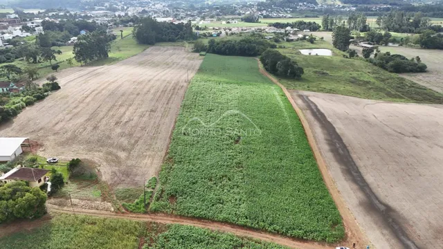 Vista aérea de uma propriedade rural mostrando campos cultivados e áreas verdes em Lajeado.
