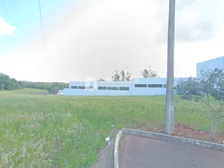 Vista externa de um terreno com um edifício ao fundo em Lajeado.