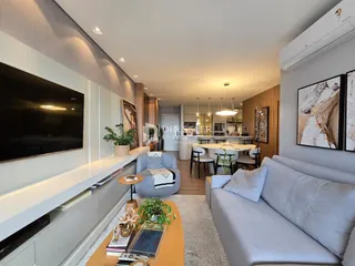 Sala de estar e jantar moderna com decoração contemporânea.