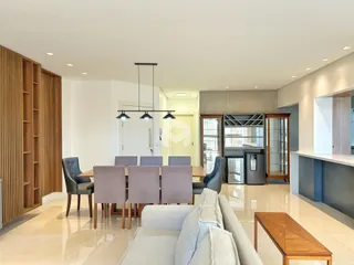 Ambiente de sala de estar e jantar em um apartamento moderno.