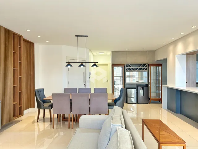 Ambiente de sala de estar e jantar em um apartamento moderno.