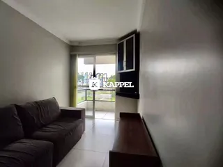 Sala de estar com sofá e porta de vidro que oferece uma vista externa.