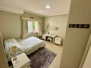 Quarto com cama e janela em um imóvel no Brasil.