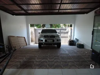 Fachada de uma propriedade em Lajeado, Brasil, com portão de ferro.