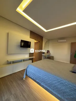 Este é um quarto com cama e prateleiras em um ambiente moderno.