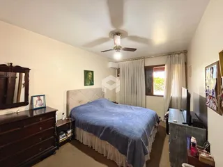 Quarto com cama e armário em um imóvel no Brasil.