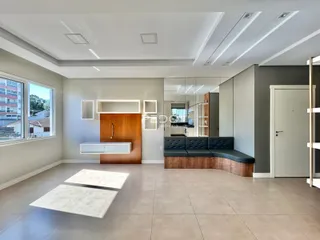Ambiente interno moderno com piso de porcelanato claro e paredes neutras.