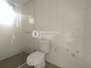Foto de um banheiro com azulejos brancos.