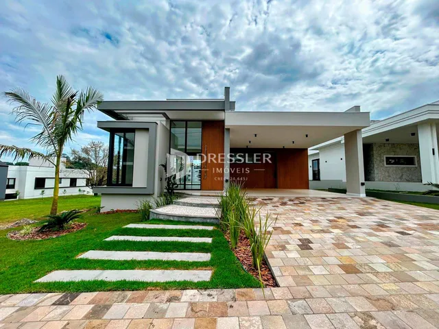 Fachada moderna de uma casa em Lajeado, Brasil, com jardim e calçada.