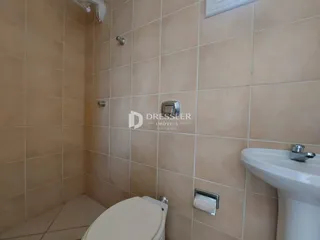 Foto de um banheiro com revestimento cerâmico nas paredes.