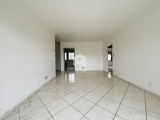 Interior de um corredor com piso de cerâmica claro.
