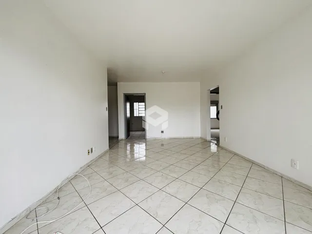 Interior de um corredor com piso de cerâmica claro.