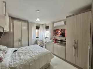 Quarto com armários em madeira e janela.