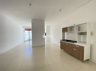 Hall de entrada de um imóvel com paredes brancas.