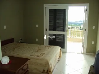 Quarto com cama e porta de vidro.