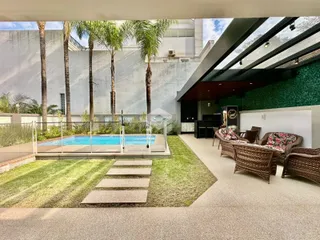 Vista externa de uma residência com piscina e jardim em Lajeado, Brasil.