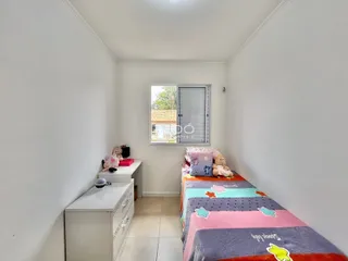 Foto de um quarto interno com cama e cômoda.